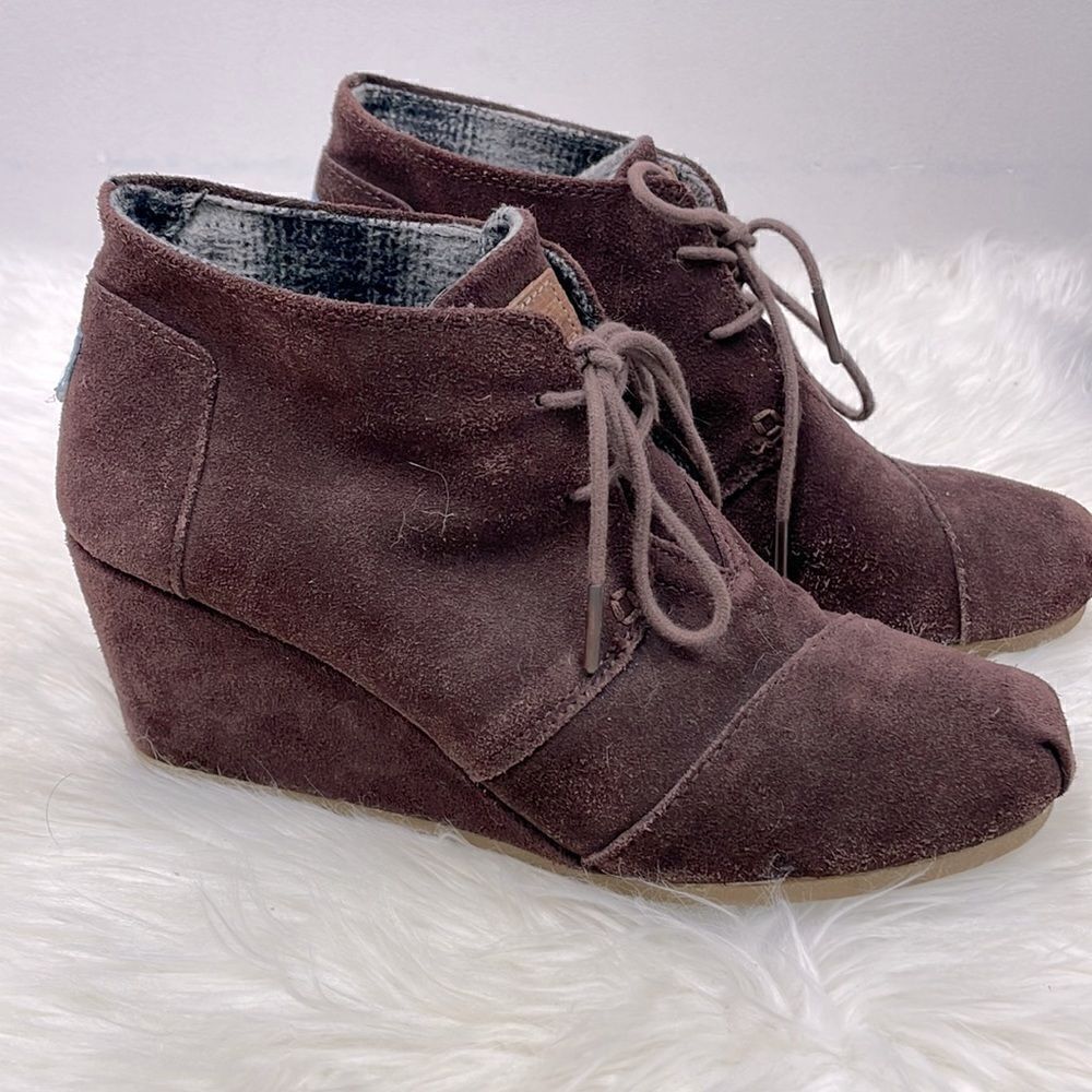 TOMS | brown suede wedge booties 10.0 front lace closure.